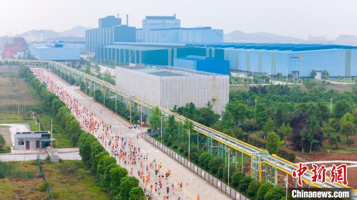 万余名中外跑友同场竞技，湖南娄底马拉松跑进