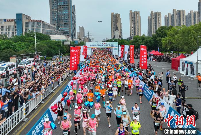万余名中外跑友同场竞技，湖南娄底马拉松跑进