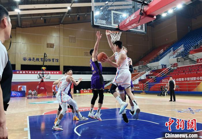 成都主场四川男篮111比89击败北京北控，豪取两连