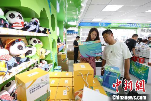 成都大运会吉祥物蓉宝全球热销 萌态征服各国粉