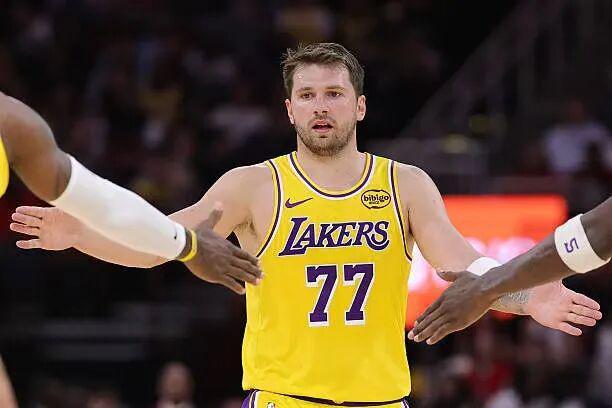 湖人八连胜再胜热火 东契奇狂砍60分创历史纪录