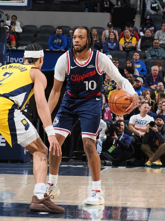 莱昂纳德准绝杀助快船逆转步行者，加兰三分里