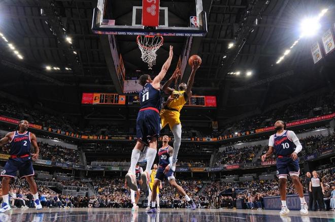 莱昂纳德准绝杀助快船逆转步行者，加兰三分里