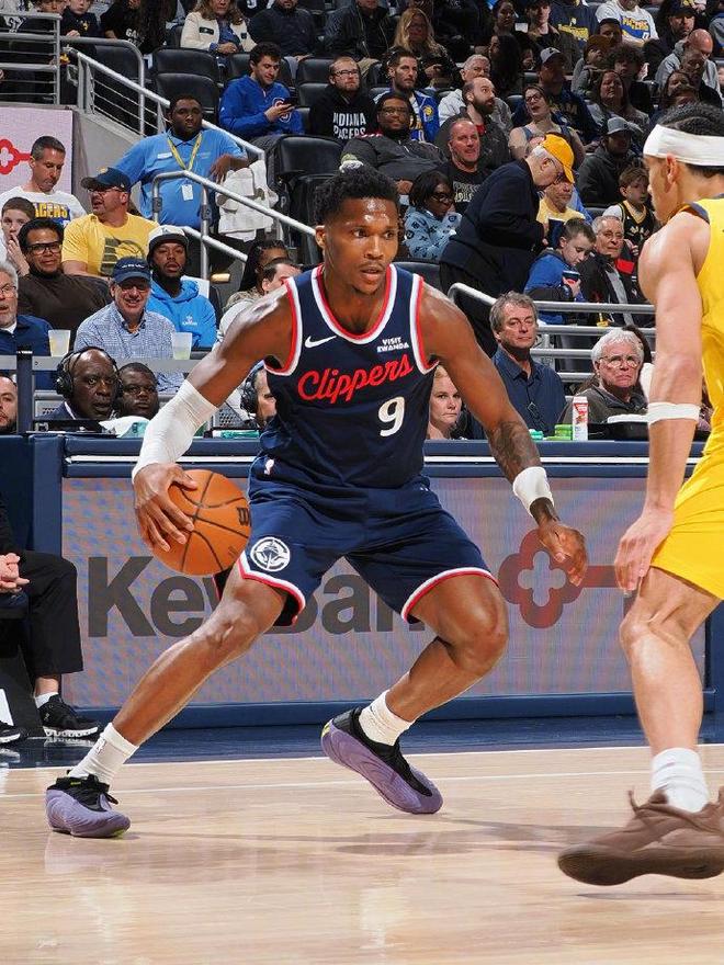 莱昂纳德准绝杀助快船逆转步行者，加兰三分里