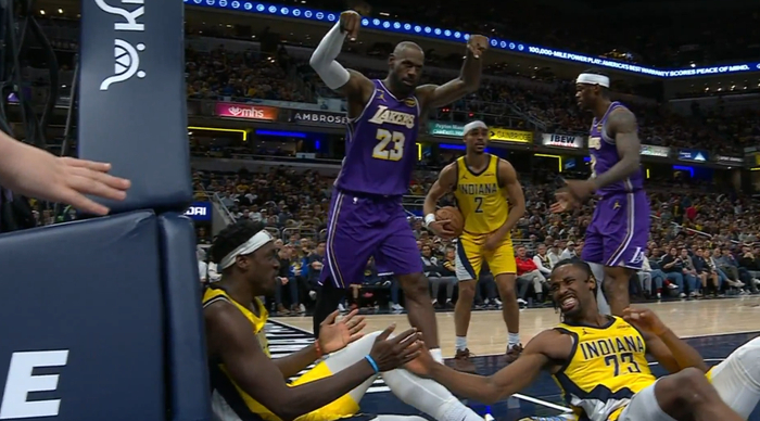 詹姆斯隔扣震撼全场 湖人客场力克步行者