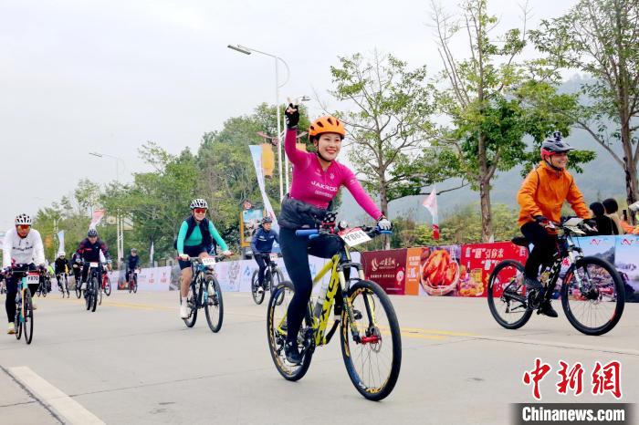 遇见福建：清新冠豸山骑游乐，近千名骑手于连
