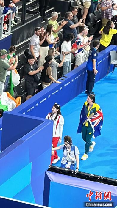 颁奖后张雨霏头戴熊猫头饰向现场观众致意，展